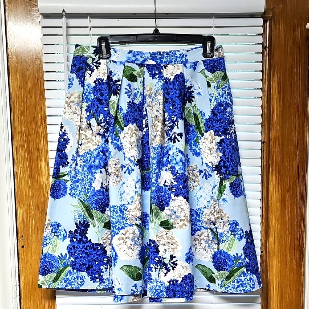 CeCe Hydrangea Blue and White Women's Skirt. Size 8